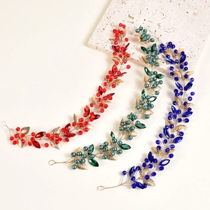 Détails de serre-têtes faits main en feuilles d'or avec cristaux bleu, émeraude et rouges