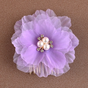 Détail du peigne à cheveux fleurs en maille violette avec perles et strass