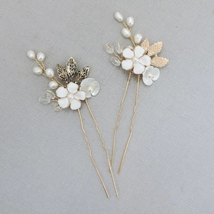 Set forcine sposa con fiori di resina bianca e perle su fermagli a U in metallo dorato