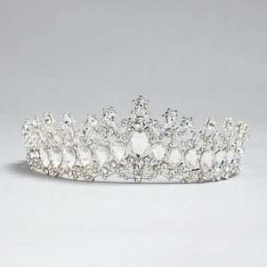 Dettaglio macro della corona da sposa con strass scintillanti e cristallo a goccia