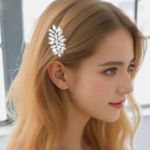Peigne à cheveux de mariée argenté avec feuilles et strass sur cheveux blonds bouclés
