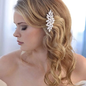 Peigne à cheveux de mariée argenté avec feuilles en cristal marquise sur cheveux blonds