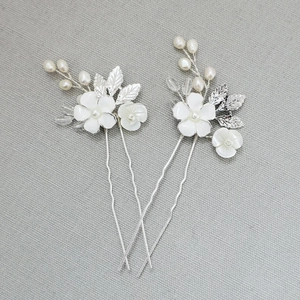 Forcine per capelli da sposa con fiori bianchi e perle per acconciature da matrimonio
