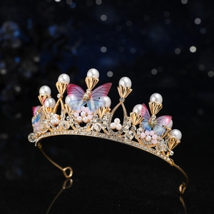 Diadème de mariée luxueux avec papillons dorés, strass scintillants et perles blanches