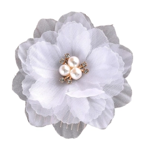 Peigne à cheveux de mariée avec fleurs en tissu blanc, perles et détails en cristal