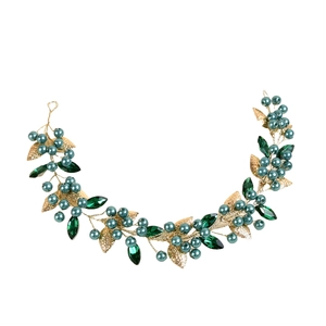 Serre-tête de mariage doré avec cristaux émeraude et perles bleues sur blanc