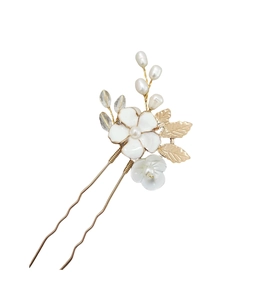 Spilla da sposa dettagliata con fiori bianchi, foglie dorate e perle per matrimoni