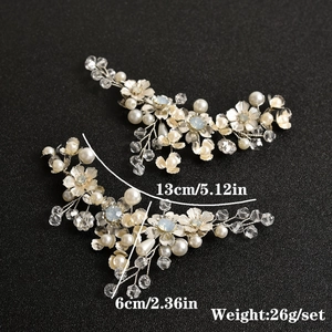 Dettaglio delle clip per scarpe in metallo argento con perle e strass 13x6cm