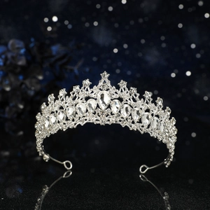 Elegante corona da sposa in strass argento con pietre a forma di pera su sfondo stellato
