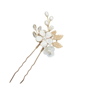Forcina per capelli da sposa dorata con fiori bianchi, perle e cristalli per cerimonie