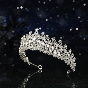 Dettaglio della corona da sposa con cristalli a goccia scintillanti e strass lucidi