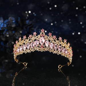 Dettaglio della tiara da sposa dorata con cristalli rosa a goccia e strass lucenti
