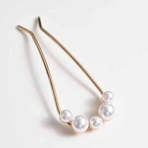 Épingle à cheveux dorée en U avec perles blanches dégradées au design épuré
