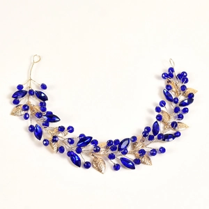 Détail du bandeau feuille d'or fait main avec cristaux bleu saphir et perles