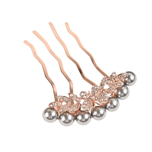 Elegante peine de pelo en oro rosa con perlas grises y cristales brillantes sobre fondo blanco