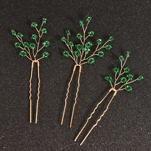 Détail de 3 épingles à cheveux faites main en fil doré avec perles en cristal vert