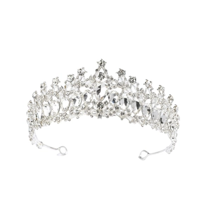 Dettaglio corona da sposa in argento con cristalli scintillanti e pietra a forma di goccia