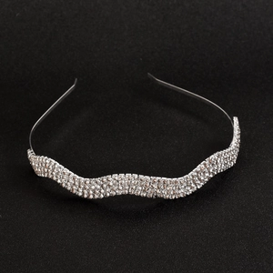 Serre-tête ondulé argenté avec strass brillants pour coiffures de mariée et soirées chics