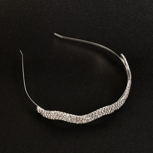 Serre-tête argenté ondulé avec strass élégant pour mariage sur fond de texture noire