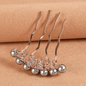 Elegante peine de oro rosa con cuatro púas, mariposas de strass y perlas sobre lana de camello