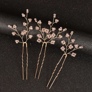 Détail de trois épingles à cheveux de mariée faites main avec fil doré et perles roses
