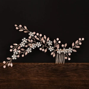 Détail du peigne à cheveux de mariée en or rose avec perles et cristaux opales roses