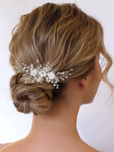 Détail du peigne de mariée avec fleurs en céramique blanche, perles et cristaux
