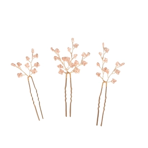 Détail de trois épingles à cheveux en U dorées avec cristaux roses et motif floral en fil