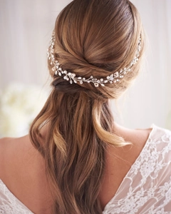 Détail d'un bijou de tête de mariée fait main avec perles et cristaux sur tresse