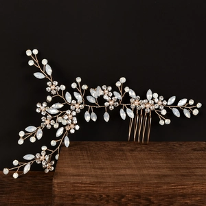 Peigne à cheveux de mariée fait main avec fleurs dorées, opales et perles blanches