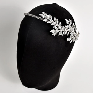 Serre-tête de mariée argenté exquis avec feuilles de cristal et design floral