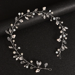Vigne de cheveux de mariée faite main avec perles roses et cristaux sur fil d'argent