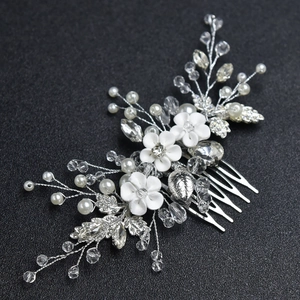Peigne à cheveux de mariée fait main avec fleurs blanches, cristaux et perles sur alliage