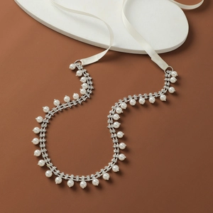 Serre-tête de mariée élégant avec perles et strass sur métal argenté et rubans blancs