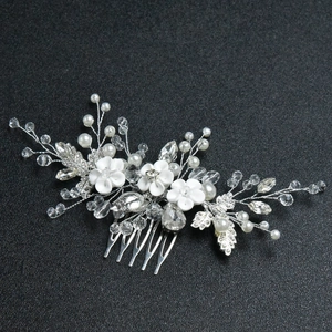 Peigne de mariée avec fleurs en céramique blanche, perles et cristaux sur fil argent
