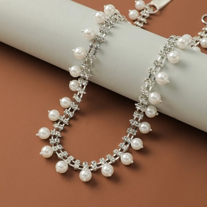 Ceinture de mariée élégante avec strass en cristal et perles blanches sur métal argent