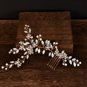 Détail d'un peigne à cheveux mariée fait main avec fils dorés, perles et cristaux