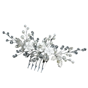 Peigne à cheveux de mariée avec fleurs en céramique blanche, perles et cristaux sur métal argenté