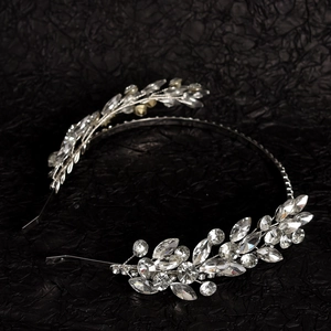 Bandeau de mariée exquis avec feuilles de strass argentés pour une tenue de mariage élégante