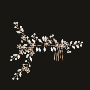 Détail du peigne de mariée avec fleurs en strass et perles marquises sur fil doré