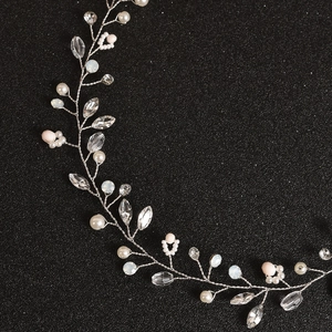 Vigne de cheveux de mariée exquise avec perles et cristaux d'opale sur fil d'argent