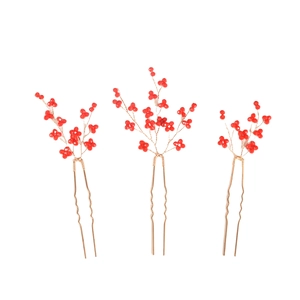 Détail de l'ensemble de 3 épingles à cheveux dorées avec perles de cristal rouge