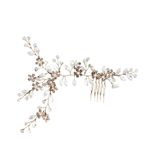 Détails d'un peigne à cheveux de mariée avec perles et strass sur fil doré élégant
