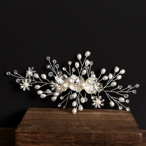Elegant bridal pearl hair comb with crystal flowers for wedding hairstyles and accessories