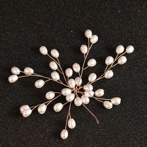 Handgefertigter Brauthaarschmuck mit Perlenblumen und goldener Drahtweberei