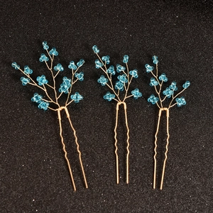 Détail de 3 épingles à cheveux de mariée en fil d'or avec perles de cristal bleu