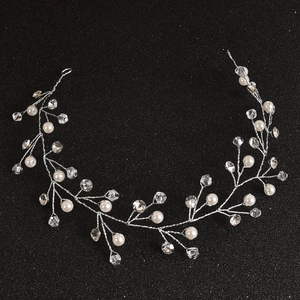 Vigne de cheveux de mariée élégante avec perles à la main et cristaux sur fond noir