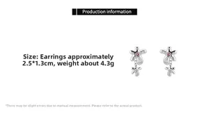 Détail des boucles d'oreilles fleurs argentées avec pierre rose, taille 2,5x1,3cm et poids 4,3g