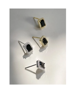 Détail macro de boucles d'oreilles carrées en zircon noir avec strass micro-pavés or et argent