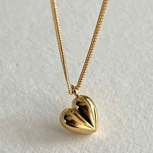 Collier avec pendentif cœur 3D minimaliste en finition dorée et chaîne élégante